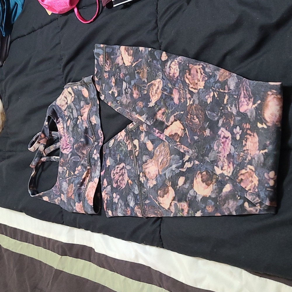 Lululemon wunder under leggings (sz 4) and bra (sz 2) set.